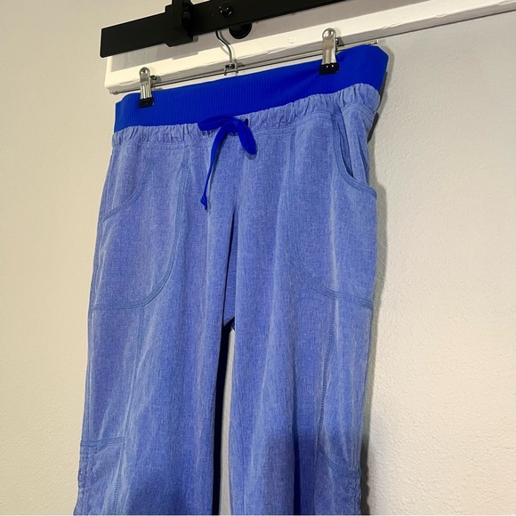 Athleta Allegro Capri Low Rise Pants Blue Size 2 Women’s Ruched Sides - Picture 1 of 9